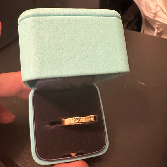 BRAND NEW IN BOX, TIFFANY GOLD RING - Picture 1 of 3